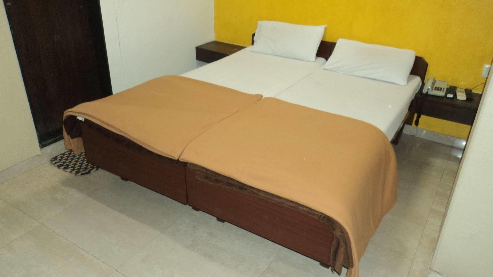 Benazeer Hotel Mumbai Dış mekan fotoğraf