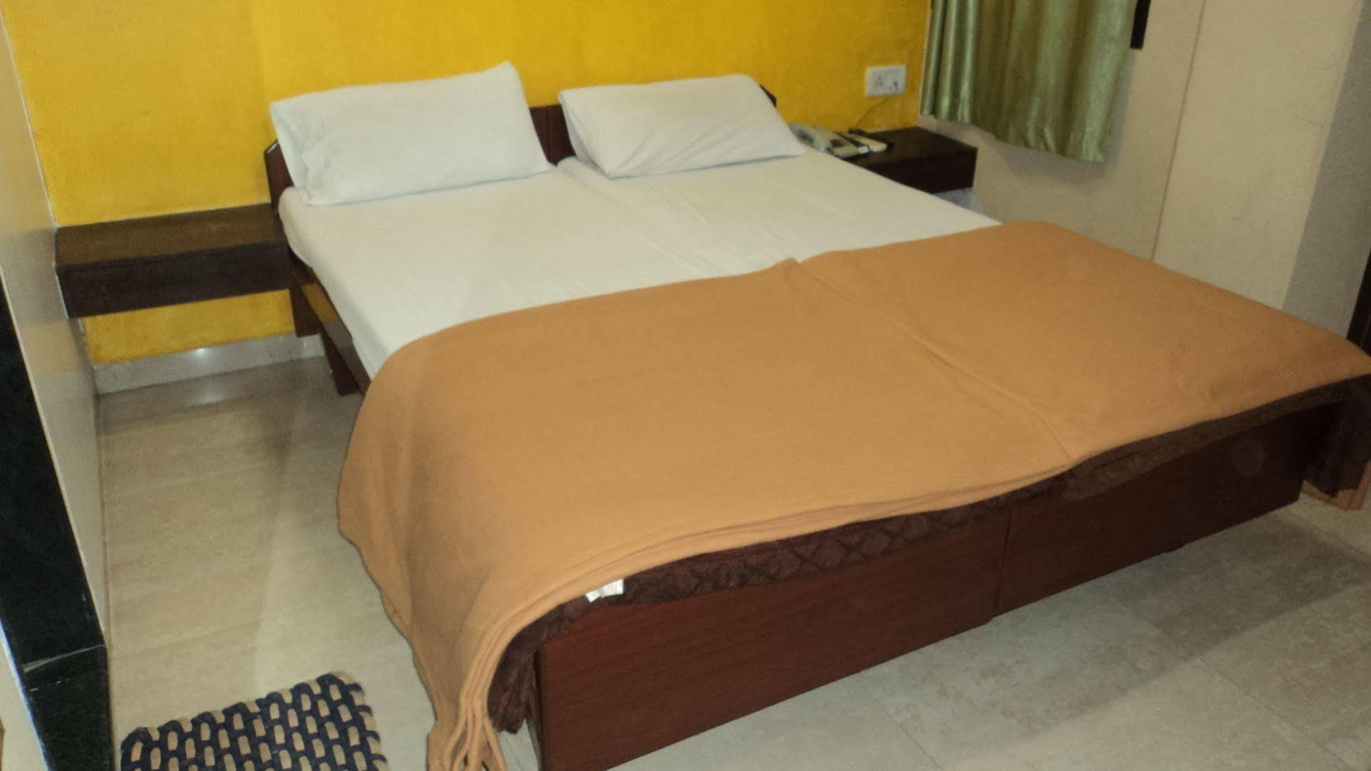 Benazeer Hotel Mumbai Dış mekan fotoğraf