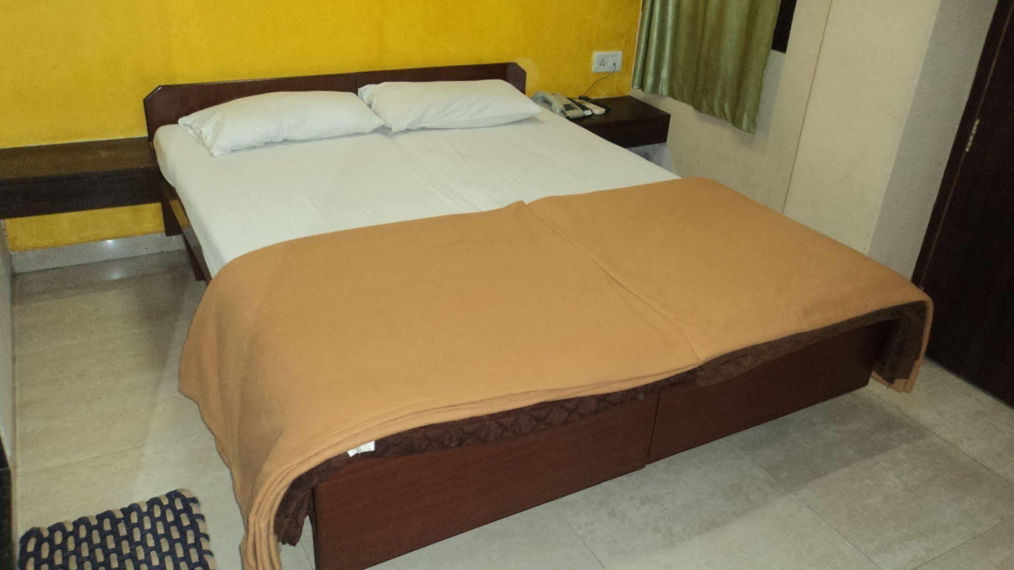 Benazeer Hotel Mumbai Dış mekan fotoğraf